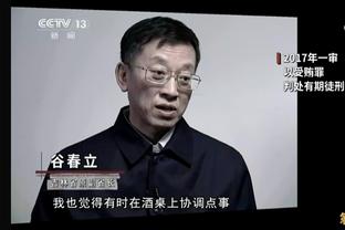 鹿记：米德尔顿赛后穿着保护靴拄拐离开球馆